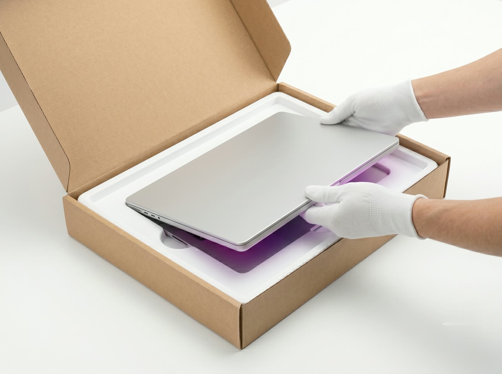 MacBook pakowany do paczki wysyłkowej